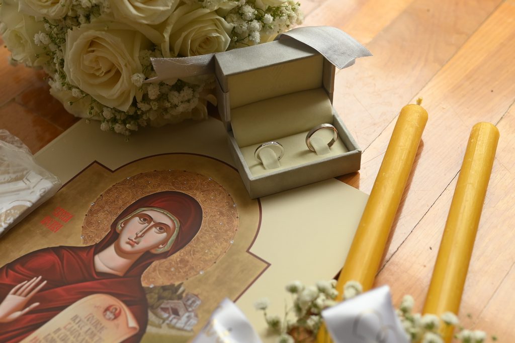 Crkveni detalji:
Detalji crkvenog venčanja – sveće i dekoracija