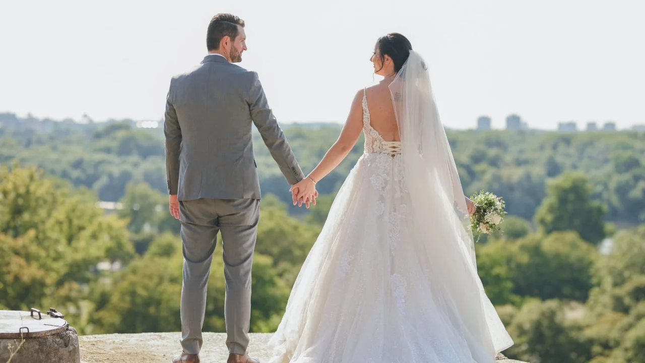 Mladenci u šetnji nakon venčanja – Fototeka Models