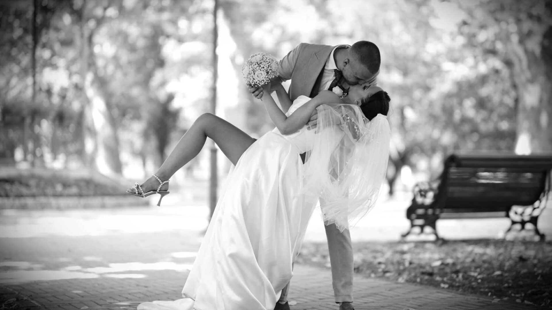 Crno-bela fotografija mladenaca – Fototeka Models